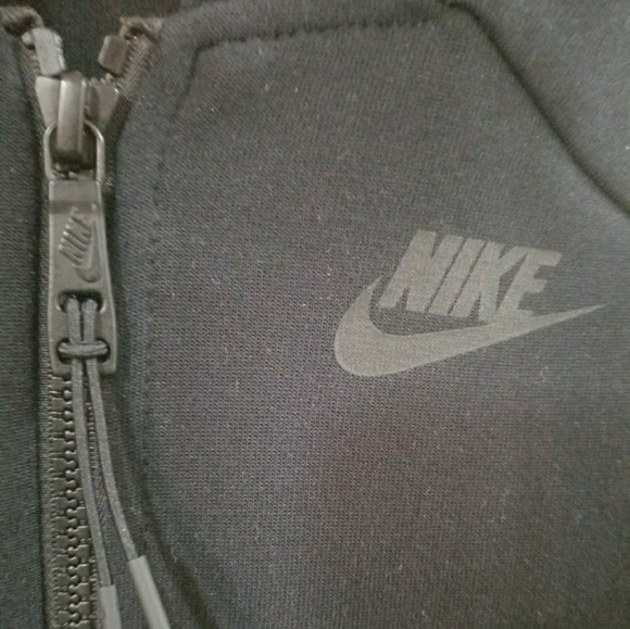 BRAND NEW W/TAGS - NIKE Black Vest - Picture 1 of 8